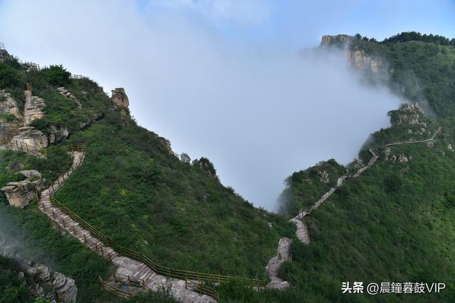 欧亚张家凹的奇峰和云海