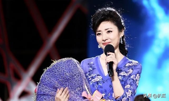 她曾是上海台主持人，如今在仓库打包卖水果，单身带儿子独自生活