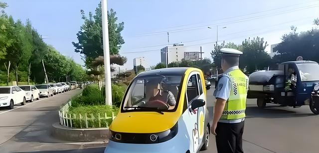 从满街乱窜到销声匿迹，谁杀死了中国县城的“三无神车	”？