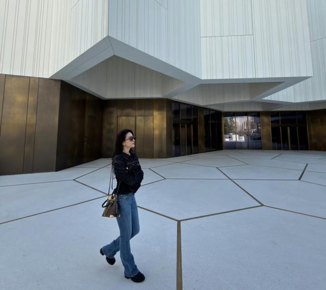 刘亦菲又出新图，穿牛仔裤大长腿抢镜，手上戴鸽子蛋大的钻戒