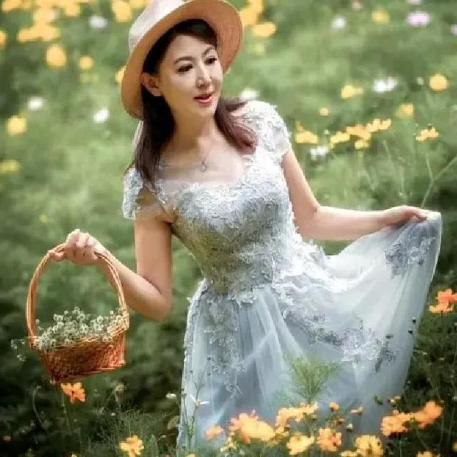 70岁奶奶地铁穿低领衣引热议！网友怒喷：这把年纪真不知羞耻