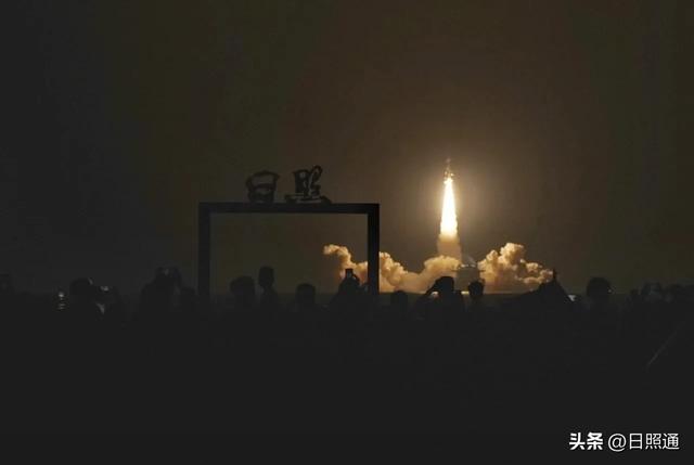 日照新网红:海边升腾的火箭奇观,全民刷屏夜半追"龙"