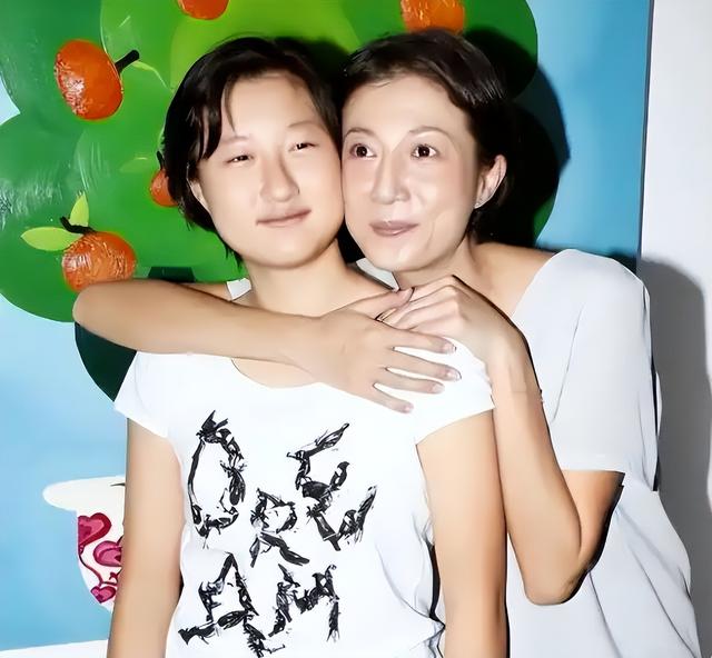 儿子无用、女儿流浪，71岁的成龙，终是为自己的年少轻狂付出代价