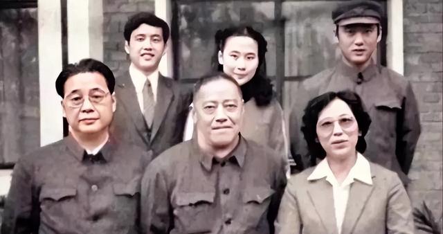 1997年	，李鹏总理全家在玉泉山游玩，难得团聚，女儿女婿罕见出镜