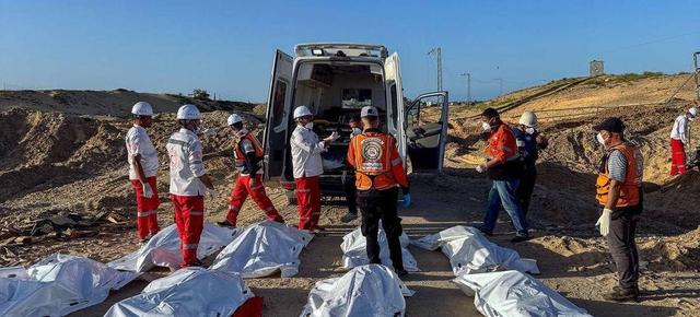 加沙墓地里，流离失所加沙人与逝者“共居”：孩子们晚上不敢出去