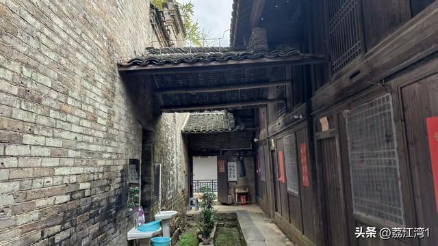 金叶映古村，醉美长岗岭