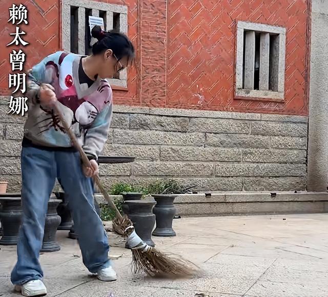 赖昌星妻子曾明娜现状，独居3000平老宅	，做饭弄花草活成人生赢家