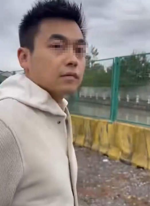 女子偶遇老公陪小三产检，薅其头发泄愤，老公身份被扒，网友气炸