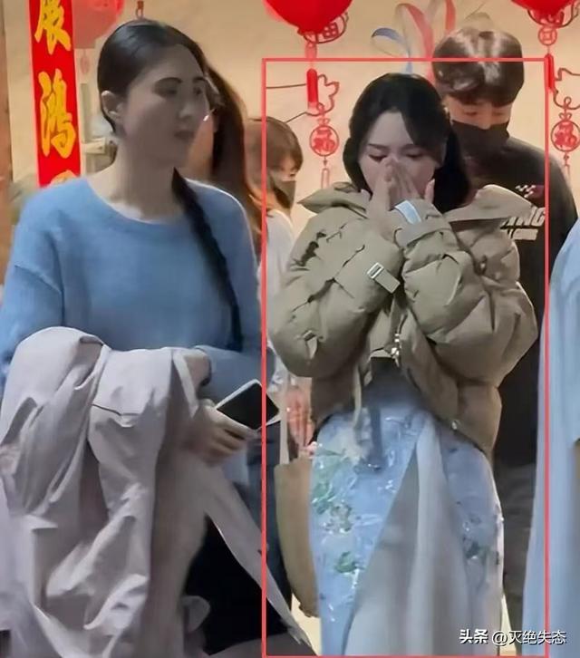 落毛凤凰不如鸡？42岁著名歌手江苏走穴，宾客只顾吃席没人搭理