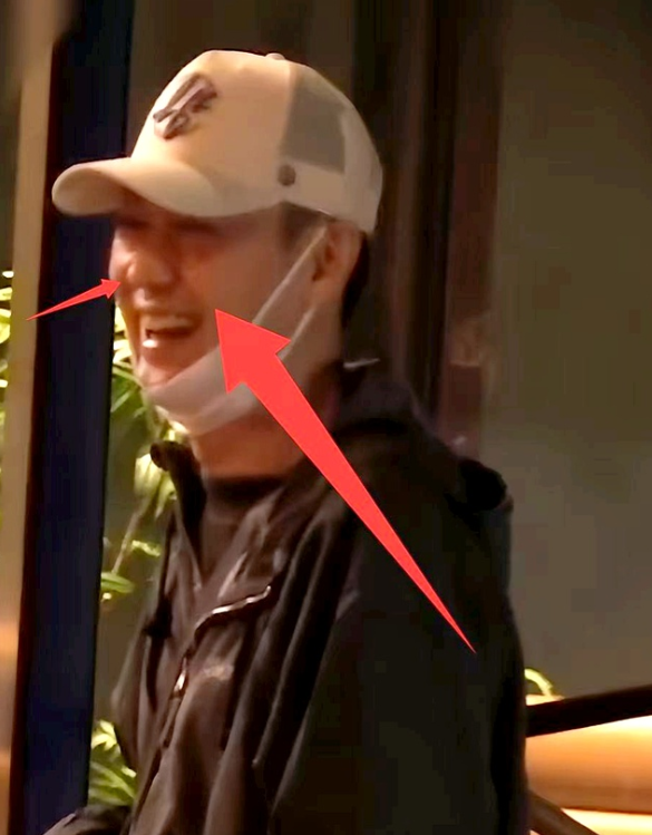 辛柏青消失五个月现身一个举动败坏好感，身边长发美女引人热议