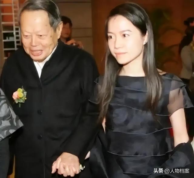 杨振宁去世后，翁帆再发文，49岁无子女的她，早已被安排好了退路