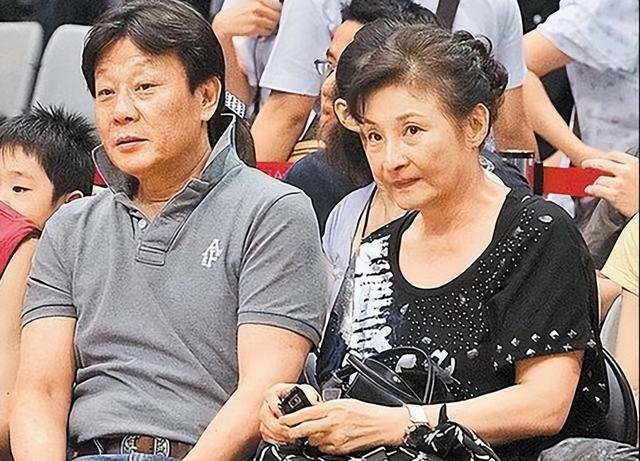 71岁寇世勋现状	，晚年和原配一家生活，二房随3名子女远在国外