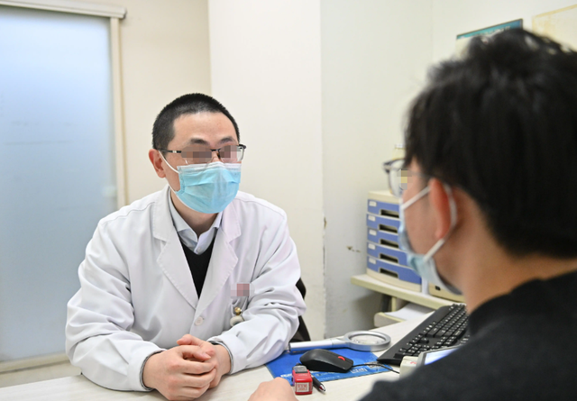 46岁大哥吃药预防心梗，医生：氯吡格雷不能和这两种食物同食