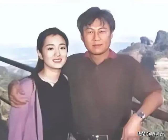 分手30年，被法国老公7字评价的巩俐，活成张艺谋高攀不起的存在