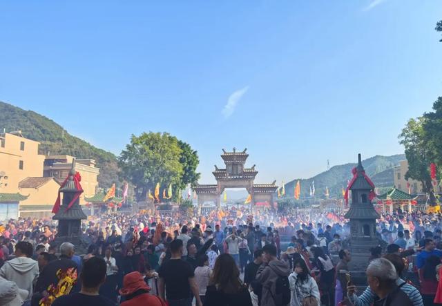 半江碧波，一城风华。这里是龙母故乡、崇德之城——德庆！