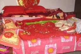 51岁光棍老张娶了一个45岁瘫痪女人为妻。新婚夜，新娘抹着眼泪说图片