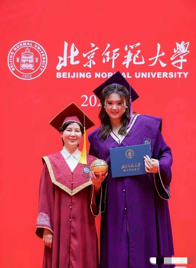 刘禹彤北京师范大学毕业照令人羡慕！不仅可爱还很能打！
