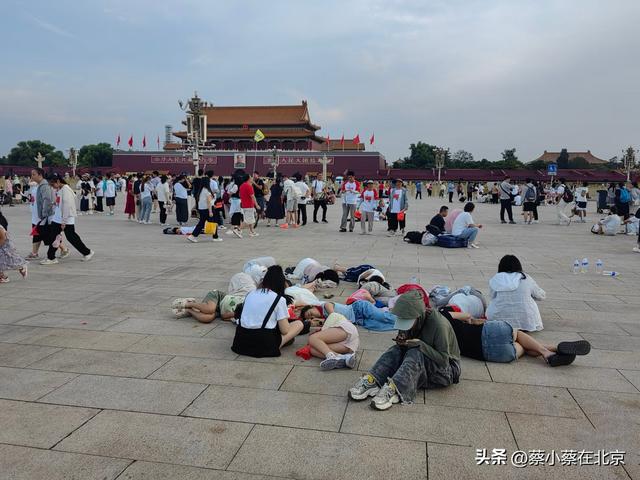 今天上午，天安门毛主席纪念堂前发生的真实场景画面，大家看看吧