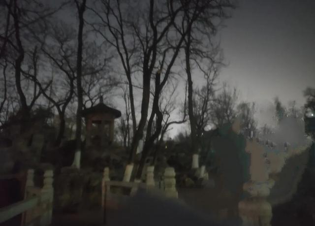 《2025年12月5日傍晚游西安红色回坊之地“莲湖公园”即景留影》