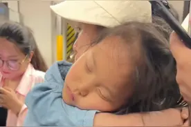 六一母亲地抱熟睡女儿坐地铁无人让座，做好事也需要挣扎和勇气！图片