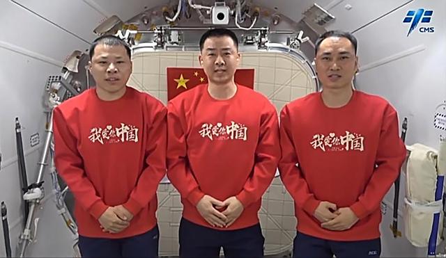 牛！顶住了空间碎片撞击，神舟二十准备返回：或带回国宝级航天服