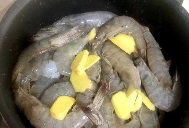 水煮虾时，水开下锅是大忌！大厨：牢记3点，虾肉鲜嫩无腥味！