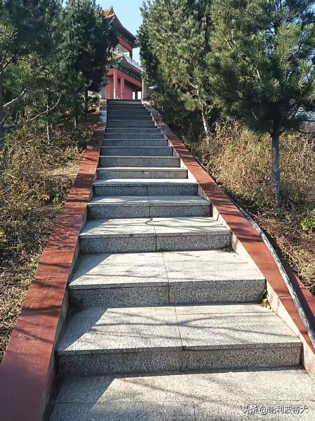 怒征西山公园，立在539.8米的顶峰