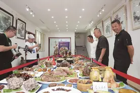 包头：奇石荟萃 富饶神山以石聚友图片