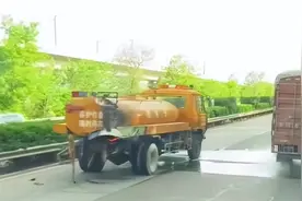 问界高速追尾致多人伤亡，洒水车是否该担责？律师：养护车辆应按高速车道规定速度行驶图片