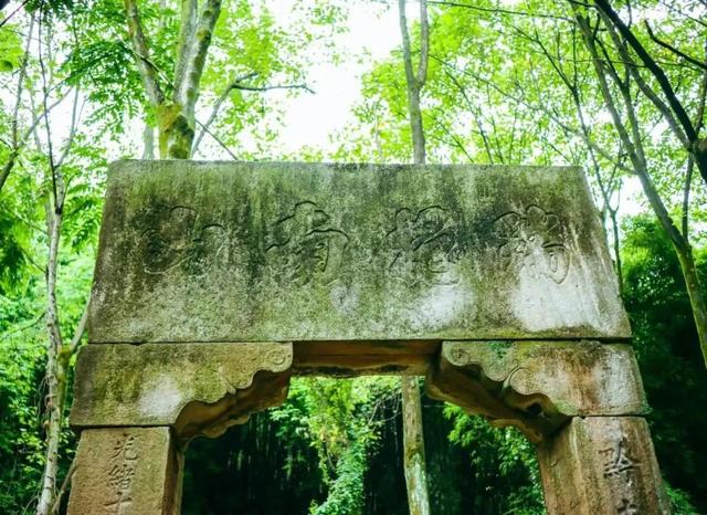 重庆南山有一座荒废庄院，曾是停放棺材的地方，胆小的人不敢靠近