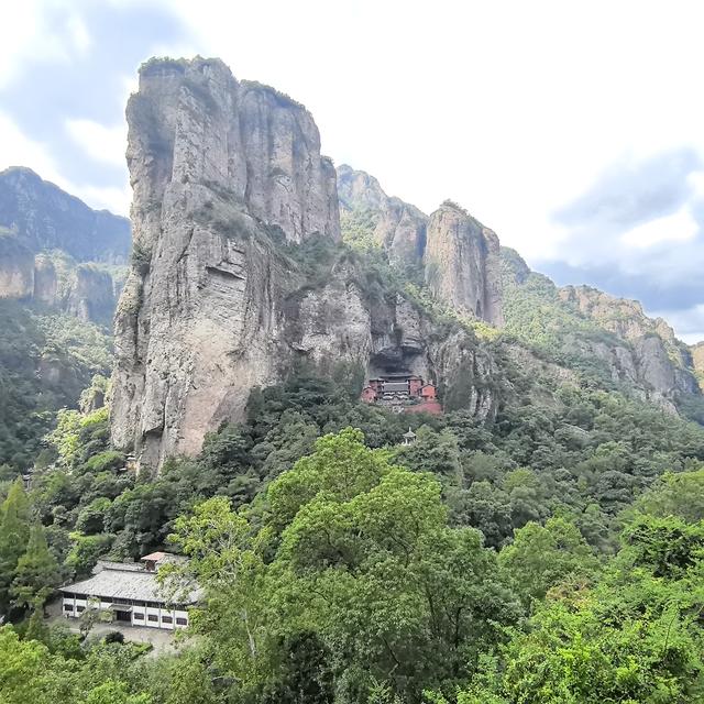 雁荡山太大了，由八个景区组合而成，两山一水为“雁荡三绝”