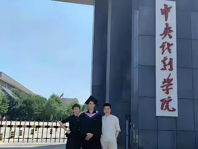 原来他是许亚军长子，神似前妻何晴，如今名校毕业已成父亲的骄傲