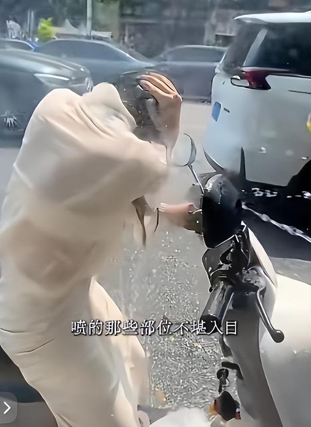 滚出中国！云南泼水节炸出一群“男流氓”，当众扒衣喷私处太龌龊