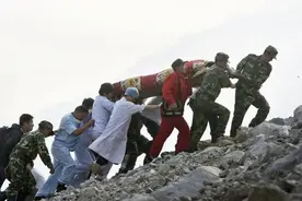 2008年汶川地震，上百个国家向我国伸出援手，沙特捐助数额最多图片