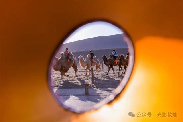 甘肃敦煌:深秋时节大漠秋景醉游人