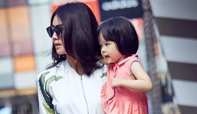 陈思诚爱惨了她	，王凯迷恋着她，41岁成单亲妈妈的她活成了大赢家