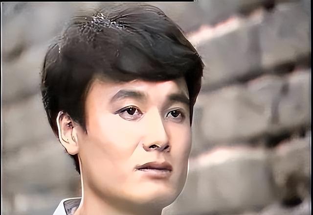 父亲是导演，母亲是老戏骨，62岁无儿无女，遗憾没让母亲当奶奶！