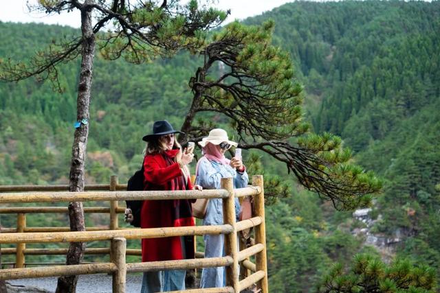 第三只眼看中国·打卡魅力江西 | 外籍博主赞叹明月山云海奇观，高山奇景震撼世界！