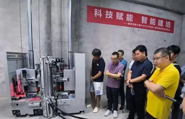 广州建筑集团举行智能筑墙机器人观摩活动