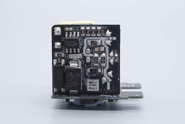 小米新款45W氮化镓小布丁充电器拆解，这些不同点需要注意