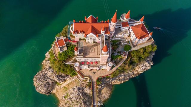 兴义孤岛上出现童话城堡，花2.4亿元建造，被捧为网红景点