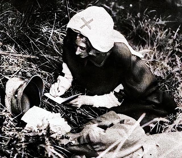 1942年,女兵们背走尸体,在地下室赤裸洗澡,她们只有一个信念