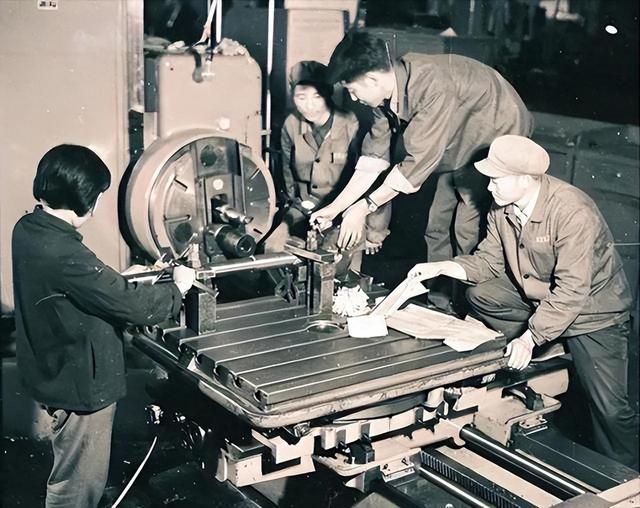 1978年，他从副总理降为工人，被罢免职务后安慰妻子：我不会自尽