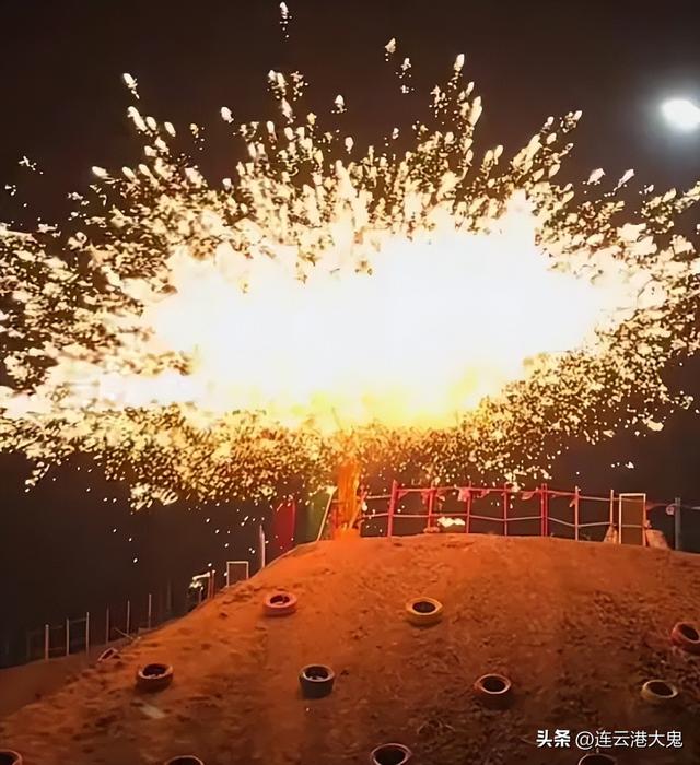 城西公园开园，毗邻主城区15分钟交通圈，山坡打铁花震撼力十足