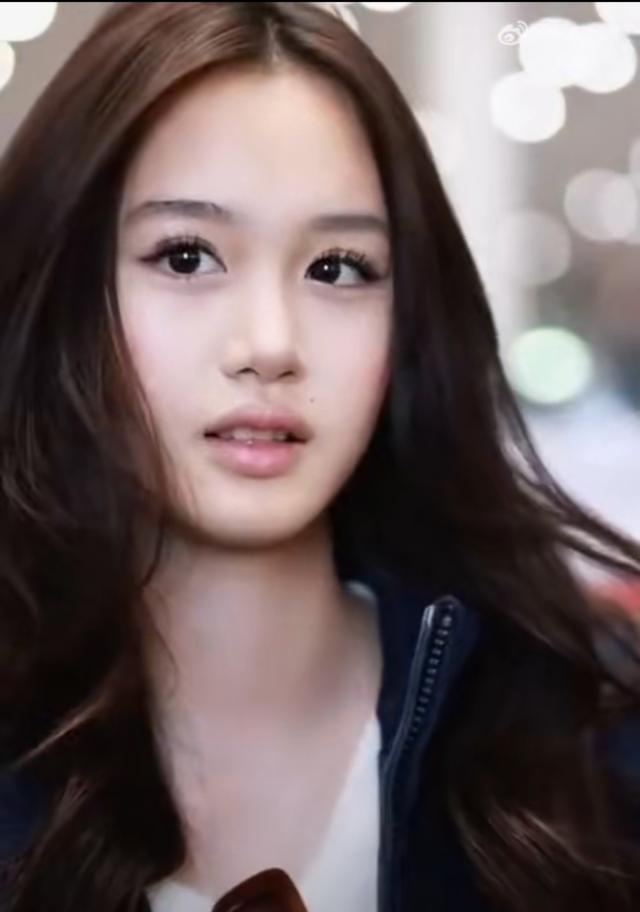 钟丽缇女儿才15岁就美成这样，本人比网上还好看，脸超级小又精致
