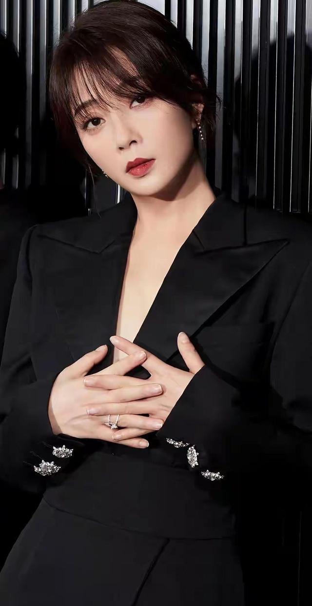 殷桃演技让人眼前一亮，每个角色都活生生，观众：太有感染力了