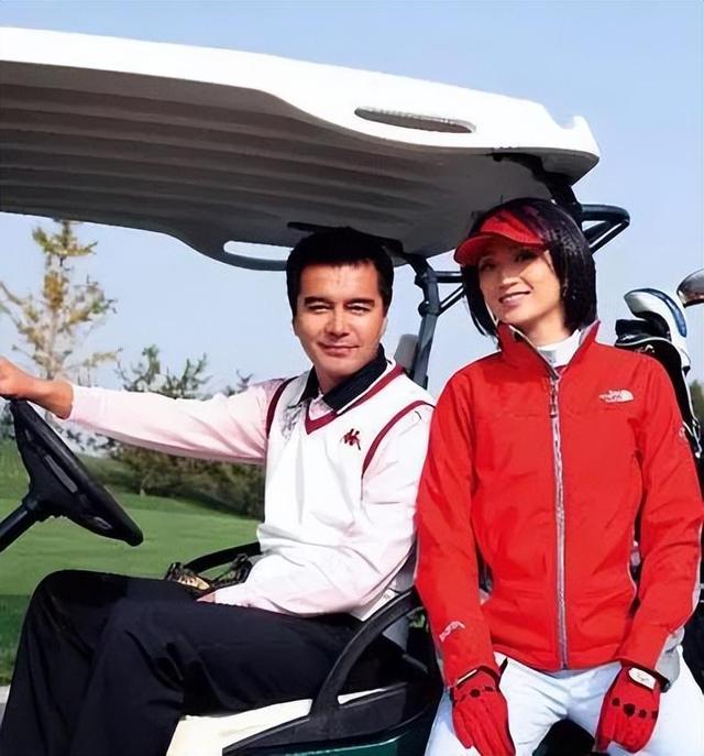 原来他们是夫妻，《许我耀眼》他4婚娶小12岁娇妻，老婆像梅艳芳