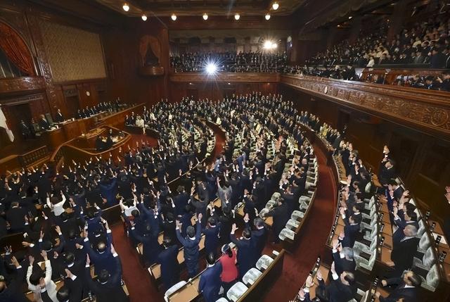 关键指标99%，高市乐得连喊3声“万岁	”，麻生太郎：中国不足畏惧