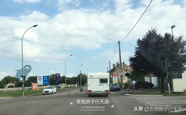 游子的日常生活打卡：法国秋天的田园风光4-欧式河畔小镇