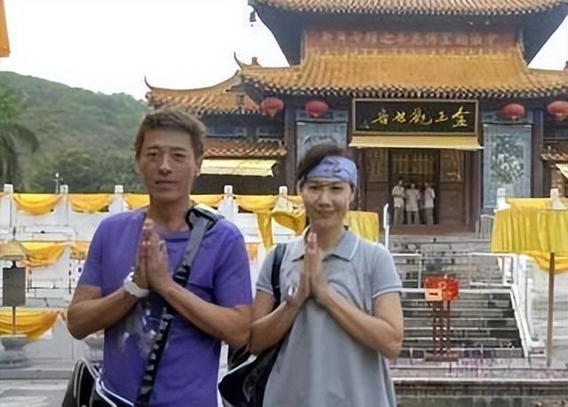 夫妻俩为了不变老，坚持31年不吃肉不生子，如今59岁近照不敢认
